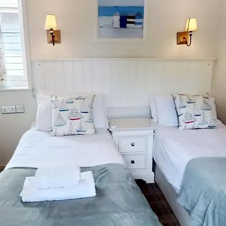 Trinity House - Part Of The The Bay Village With Pool, Gym And Direct Access, Pub, Restaurant, Tennis And Meadows Walks Holiday home *