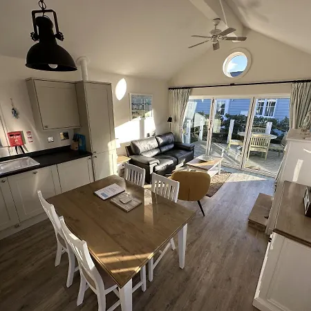 Trinity House - Part Of The The Bay Village With Pool, Gym And Direct Access, Pub, Restaurant, Tennis And Meadows Walks 펜션 *