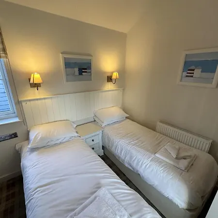 Trinity House - Part Of The The Bay Village With Pool, Gym And Direct Access, Pub, Restaurant, Tennis And Meadows Walks 펜션 파일리