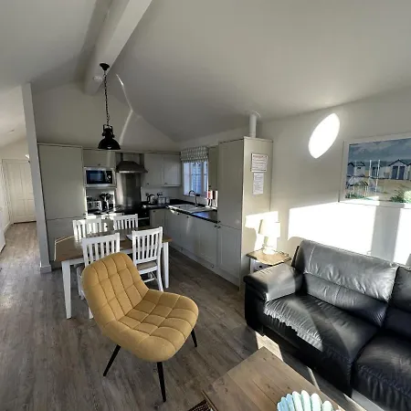 Trinity House - Part Of The The Bay Village With Pool, Gym And Direct Access, Pub, Restaurant, Tennis And Meadows Walks 펜션