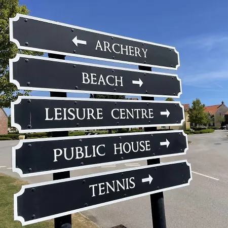 Trinity House - Part Of The The Bay Village With Pool, Gym And Direct Access, Pub, Restaurant, Tennis And Meadows Walks 펜션 *