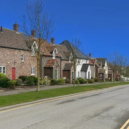 Trinity House - Part Of The The Bay Village With Pool, Gym And Direct Access, Pub, Restaurant, Tennis And Meadows Walks *