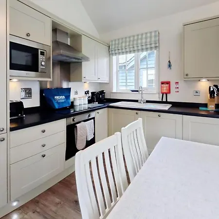 Trinity House - Part Of The The Bay Village With Pool, Gym And Direct Access, Pub, Restaurant, Tennis And Meadows Walks 度假居 *