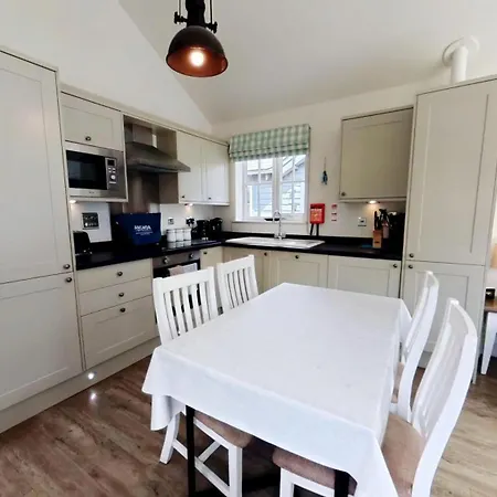 Trinity House - Part Of The The Bay Village With Pool, Gym And Direct Access, Pub, Restaurant, Tennis And Meadows Walks *