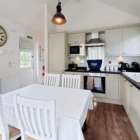 Trinity House - Part Of The The Bay Village With Pool, Gym And Direct Access, Pub, Restaurant, Tennis And Meadows Walks * Filey
