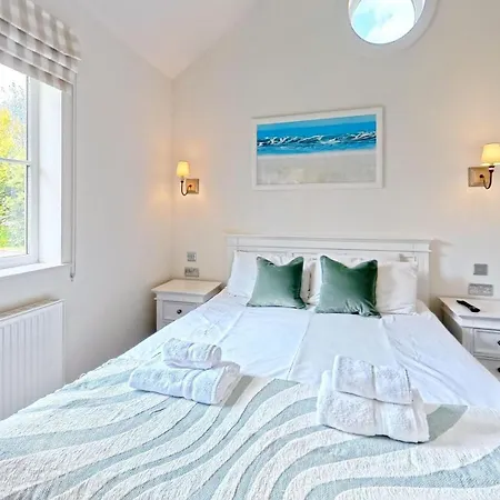 Trinity House - Part Of The The Bay Village With Pool, Gym And Direct Access, Pub, Restaurant, Tennis And Meadows Walks Vakantiehuis