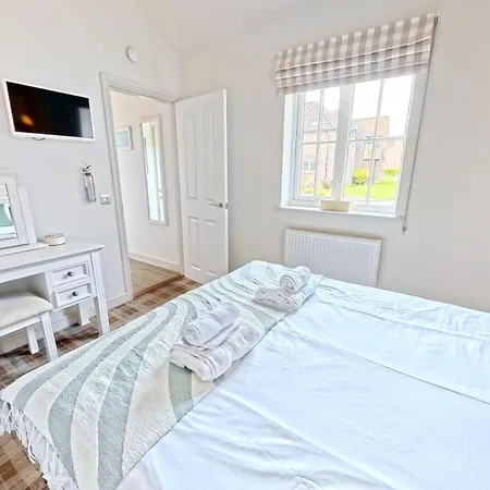 Trinity House - Part Of The The Bay Village With Pool, Gym And Direct Access, Pub, Restaurant, Tennis And Meadows Walks
