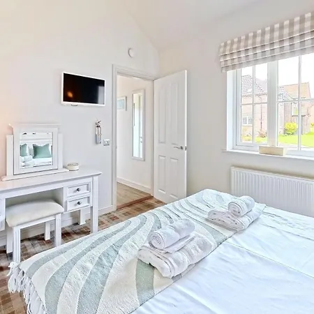 Trinity House - Part Of The The Bay Village With Pool, Gym And Direct Access, Pub, Restaurant, Tennis And Meadows Walks Ferienhaus *
