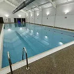 Trinity House - Part Of The The Bay Village With Pool, Gym And Direct Access, Pub, Restaurant, Tennis And Meadows Walks בית נופש