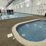 Trinity House - Part Of The The Bay Village With Pool, Gym And Direct Access, Pub, Restaurant, Tennis And Meadows Walks בית נופש *