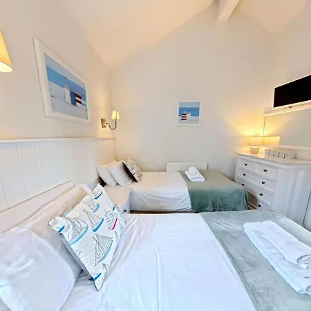 Trinity House - Part Of The The Bay Village With Pool, Gym And Direct Access, Pub, Restaurant, Tennis And Meadows Walks Casa vacanze